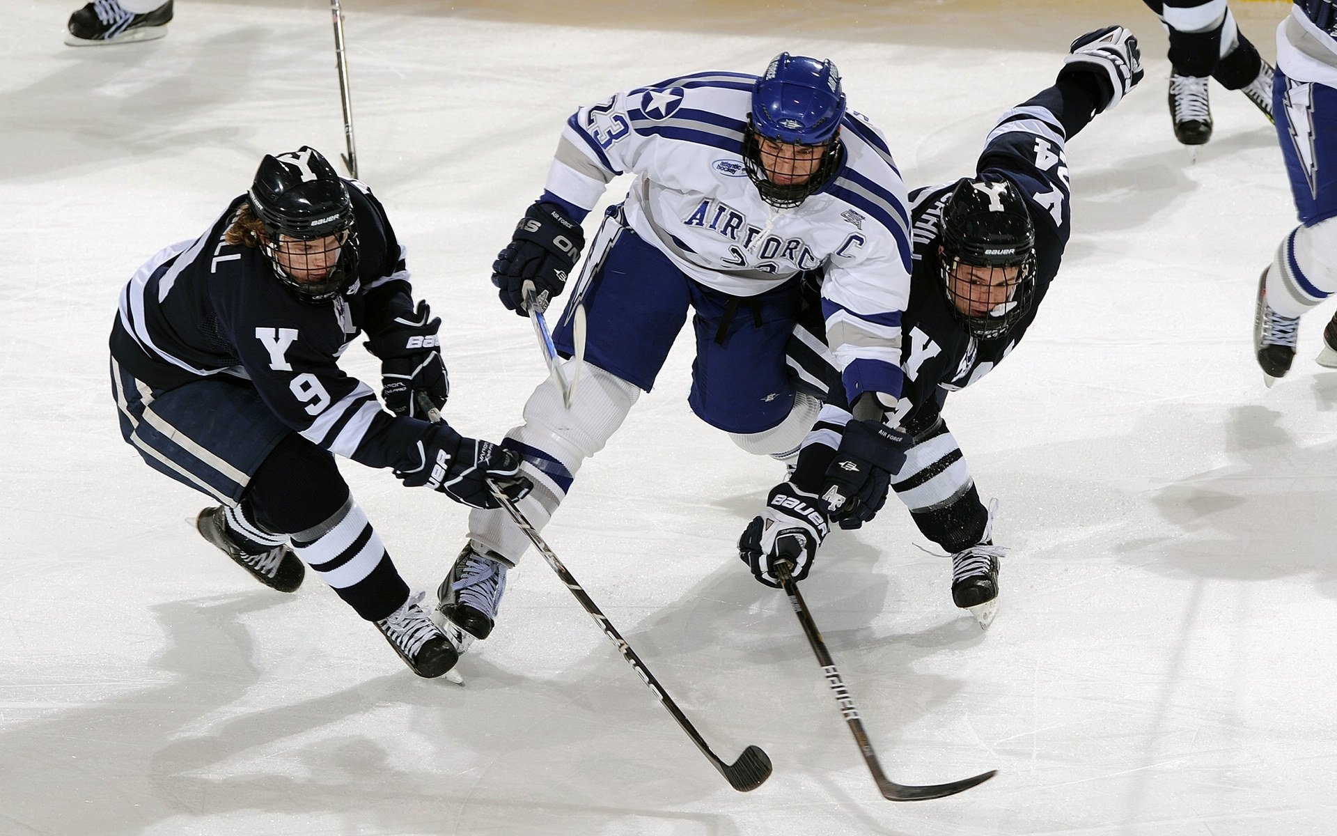 九游体育官网首页-德甲：拜仁4-0大胜奥格斯堡，莱万完成帽子戏法，德甲拜仁vs奥格斯堡